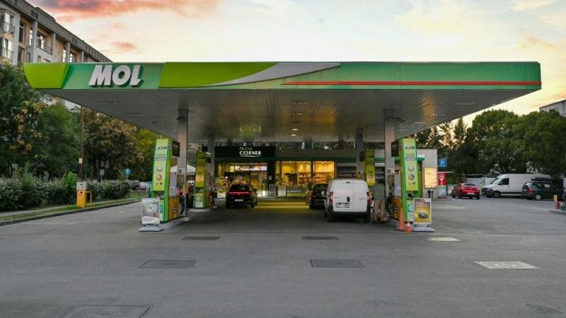 Ezek a szankciók komoly következményekkel járnak: hétfőn várhatóan jelentős üzemanyag-árnövekedés lép életbe. Érdemes tehát még a hétvége folyamán feltankolni!