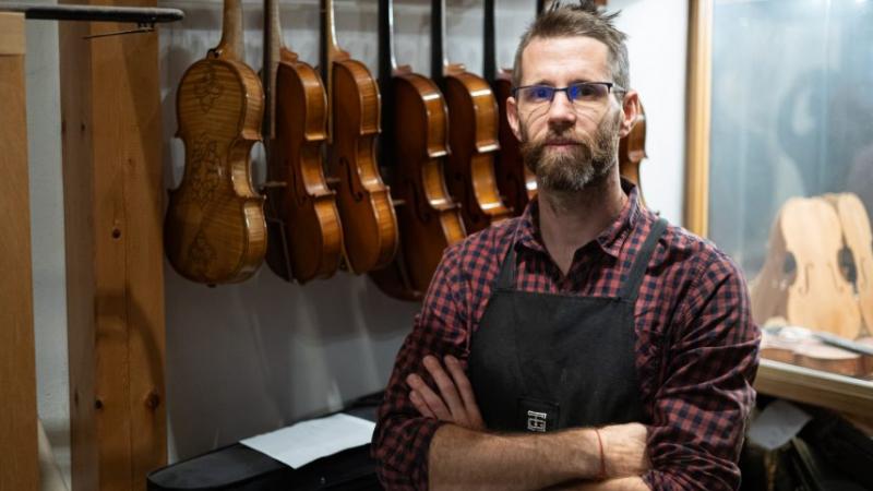 A hegedűkészítő meséje a fa titokzatos dallamairól szól. Minden egyes kidolgozott hangszerben ott rejlik a fa szívverése, amely a természet ritmusát idézi meg. Ahogy a fák nőnek, úgy gyűjtik magukba a világ zörejeit, a szél susogását és a madarak énekét, 