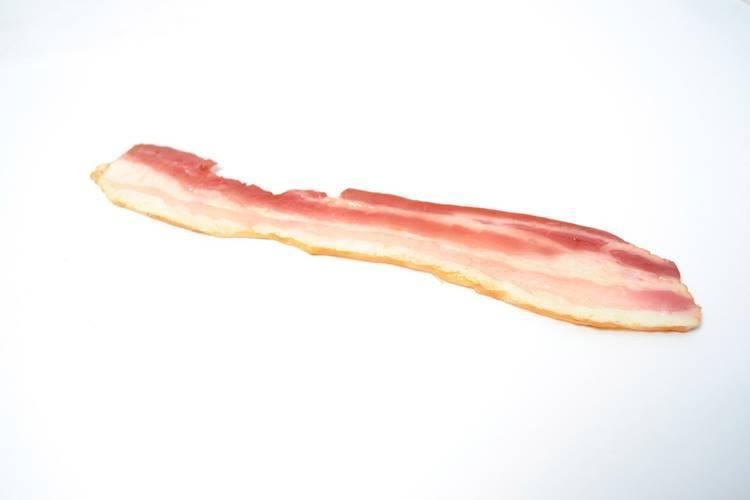 Angliában figyelmeztető címkék fognak megjelenni a bacon és sonka csomagolásán.