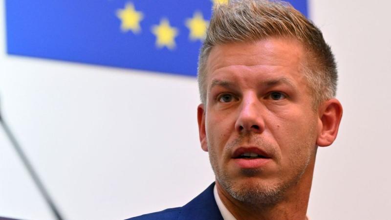 Itt a nyilvánvaló bizonyíték: Magyar Péter nemrégiben pontosan ugyanazt a tevékenységet folytatta, amiért most Orbán Balázst beperelte.