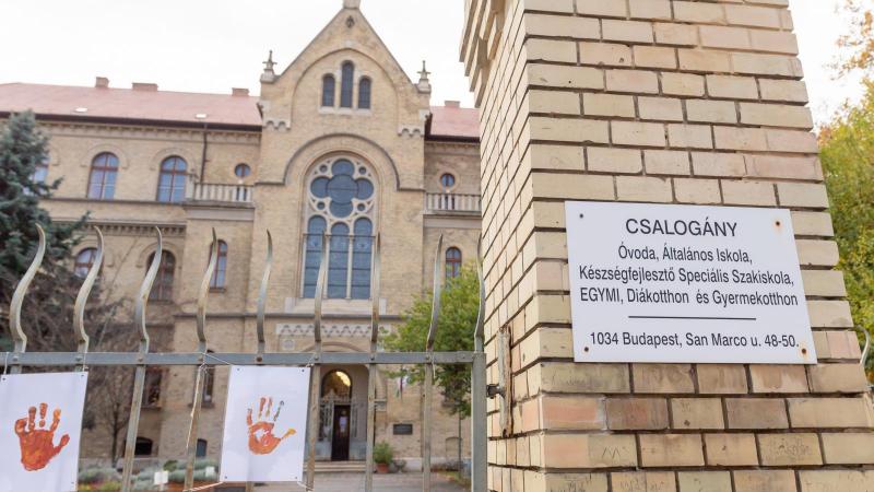 Fél éve zárva tart a fogyatékkal élő gyermekek fejlődésében kulcsszerepet betöltő Csalogány tanuszoda. Az újranyitásra november közepén kerül sor, amely remélhetőleg új lehetőségeket kínál majd a kicsik számára.