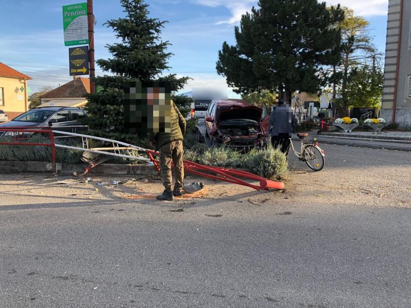 BALESET: Karambol történt a templom előtt Pozsonyeperjesen