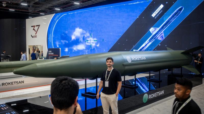 Bemutatkozik a NATO legújabb szuperfegyvere: a Tayfun, amely mögött egy titokzatos kínai technológia áll. Most végre fény derült a rejtélyre, és a szakértők izgalmas részleteket osztottak meg a fegyver innovatív megoldásairól.