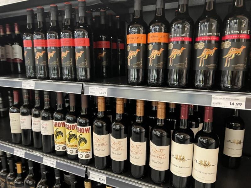 Egy francia kerékpáros tragikus balesetet szenvedett, amikor beleesett egy negyven méter mély szakadékba. Ám a szerencséje az volt, hogy magánál tartott egy üveg bort, amely segített neki átvészelni a következő három napot.