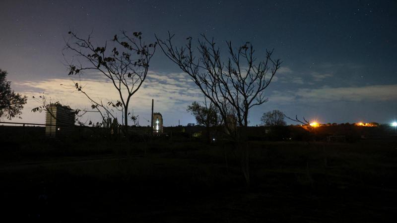 Hat ember vesztette életét az éjszakai orosz légicsapások következtében Ukrajnában, miközben az ukrán erők a fekete-tengeri orosz kőolajterminálra összpontosítottak.