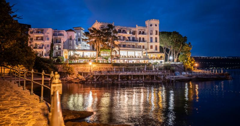 Fedezd fel a varázslatos Habsburg-kor hangulatát egy új horvát szállodában, ahol a múlt és a jelen találkozik. Ez a különleges hotel egyedülálló élményt kínál, mintha egy mesebeli kastély kapuján lépnél be. A történelmi elegancia és a modern kényelem töké