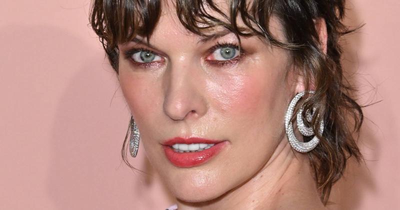 Milla Jovovich lánya, Ever, most betöltötte a 18. életévét, és már most lenyűgöző szépségével hívja fel magára a figyelmet, édesanyja, a híres színésznő és modell örököseiként.