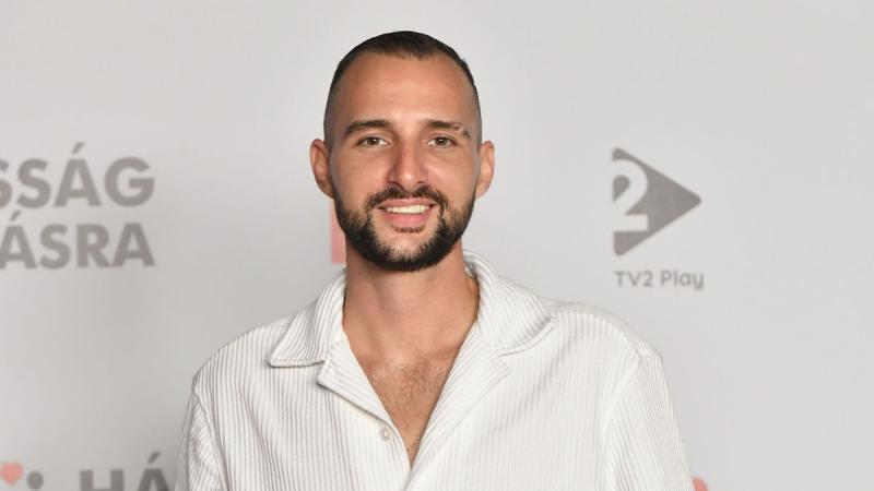 A Házasság első látásra című műben Ricsi felesége mélyen megbántotta őt, szavaival szinte véresre sebezte a lelkét. Olyan érzés kerítette hatalmába, mintha egy proli nő nemcsak a szívét, hanem a büszkeségét is meggyalázta volna.