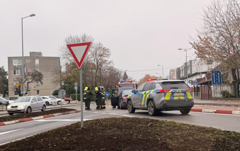 BALESET: Frontalis ütközés történt Dunaszerdahelyen

Dunaszerdahely városában sajnálatos módon frontális ütközés zajlott, amely több résztvevőt érintett. A baleset körülményei még vizsgálat alatt állnak, de a helyszínen már megkezdték a mentési és helyreá