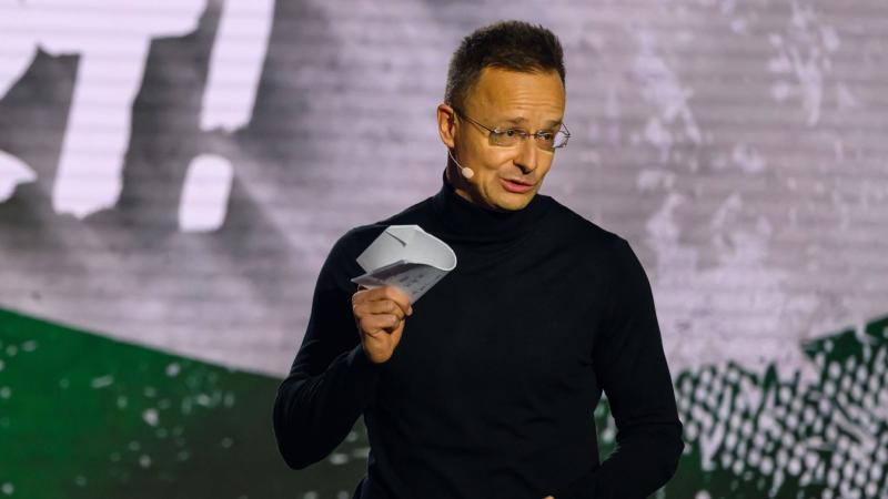 Szijjártó Péter: Csak a nemzeti kormány képes megóvni hazánkat a háborúktól, a migrációs nyomástól és a genderideológiák hatásaitól.